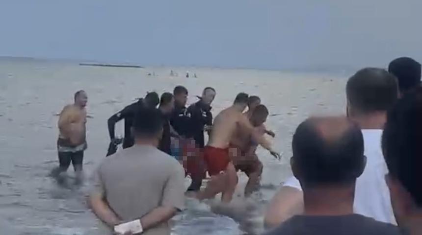 Yeğenini kurtarmak i&ccedil;in denize giren şahıs hayatını kaybetti