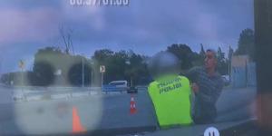 Yer: Fatih... Soru sorma bahanesiyle yaklaşıp bı&ccedil;akla polise saldırdı! Korkun&ccedil; anlar kamerada