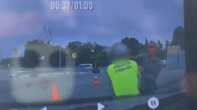 Yer: Fatih... Soru sorma bahanesiyle yaklaşıp bı&ccedil;akla polise saldırdı! Korkun&ccedil; anlar kamerada