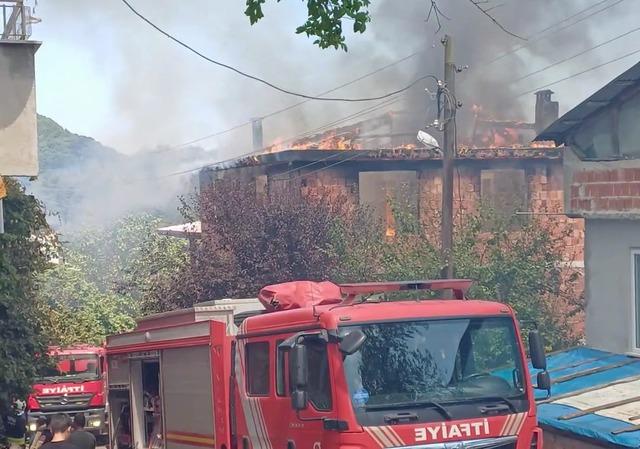 Ordu’da çatı katı yangınında 1 ton fındık küle döndü 1