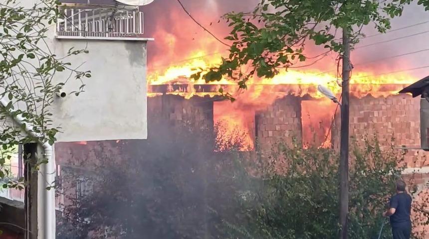 Ordu&rsquo;da &ccedil;atı katı yangınında 1 ton fındık k&uuml;le d&ouml;nd&uuml;