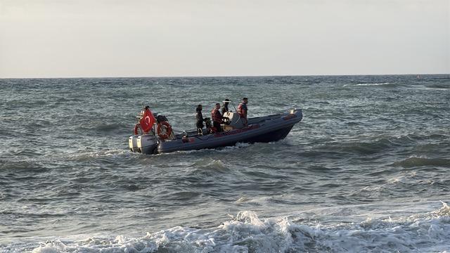 Zonguldak'ta denizde kaybolan 16 yaşındaki çocuğu arama çalışmaları sürüyor