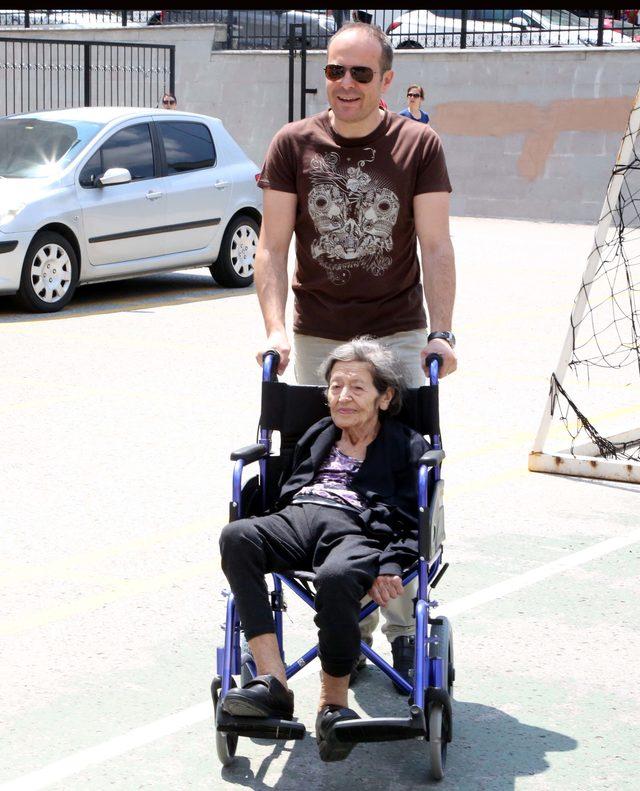 92 yaşında tekerlekli sandalye ile oy kullandı, ambulansla geldi oy kullanamadı