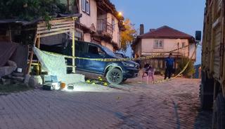 77 yaşındaki baba, oğluyla tartışan 2 kişiyi &ouml;ld&uuml;rd&uuml;