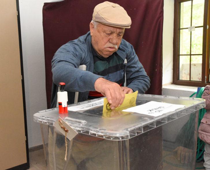 15 seçmenli köyde oy kullanma işlemi yarım saatte bitti  G3