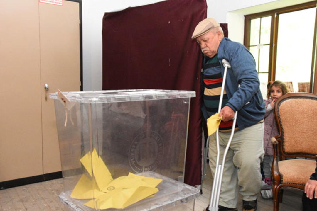 15 se&ccedil;menli k&ouml;yde oy kullanma işlemi yarım saatte bitti 