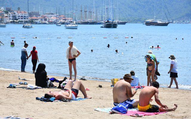 Marmaris'te önce sandıkları sonra sahilleri doldurdular