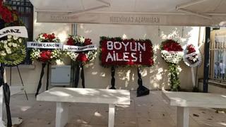 Barış Boyun’un annesinin cenazesine çelenk yağdı... Lakaplar dikkat çekti