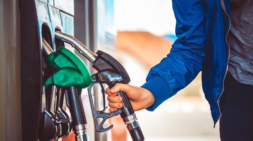 Benzine gece yarısı zam: Pompaya yansıyacak rakam belli oldu