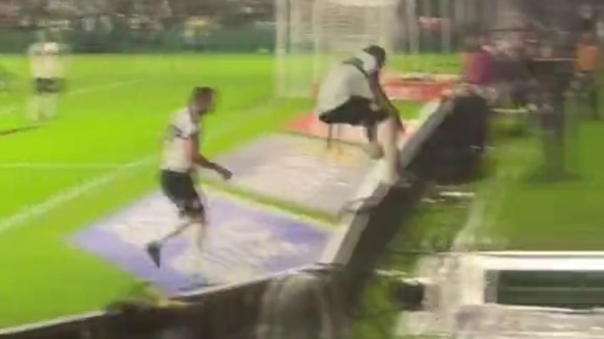 Gol sevinci kabusa döndü! Panolardan atladı, tünele düştü: Golü iptal edildi 1