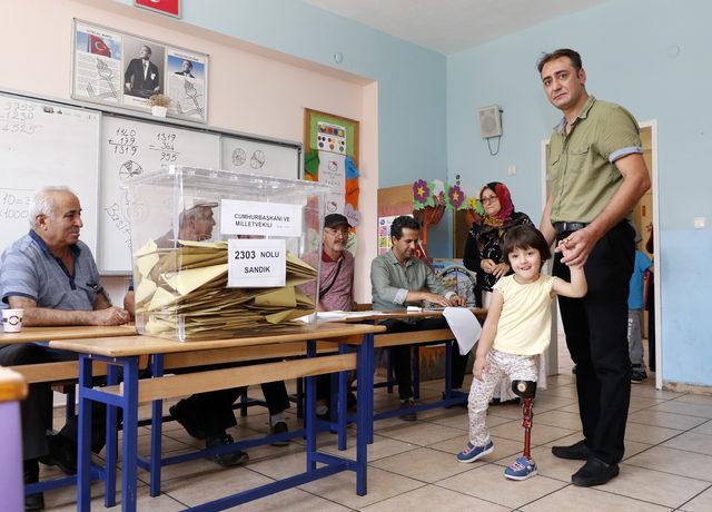 Bacağı kesilen minik Özge, babasının oyunu sandığa attı