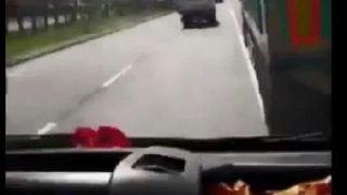 Canlı yayın yaparken korkunç kazayı kaydetti!