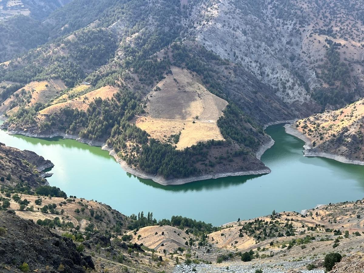 Dağların arasında saklı kalan baraj, göle dönüştü: Göreni büyülüyor 1