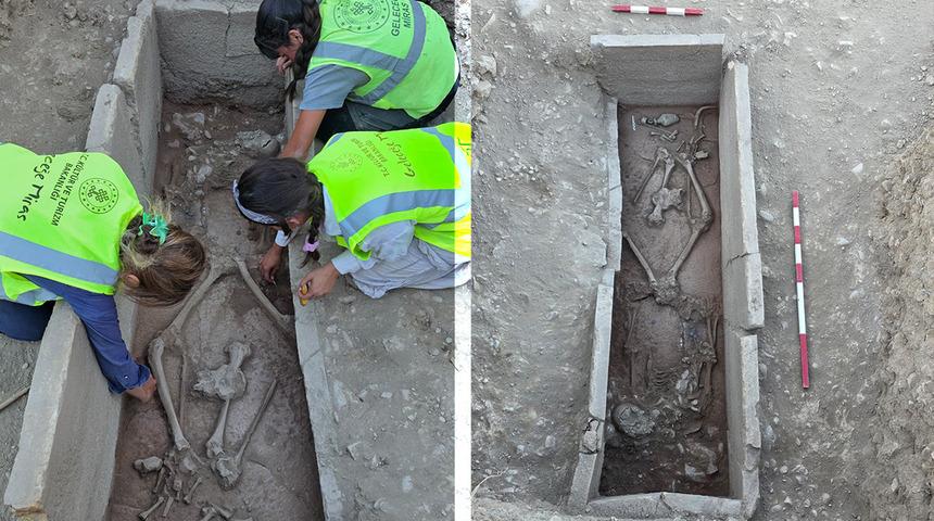 Aspendos'ta 2 bin 400 yıllık g&uuml;reş&ccedil;i mezarı keşfedildi
