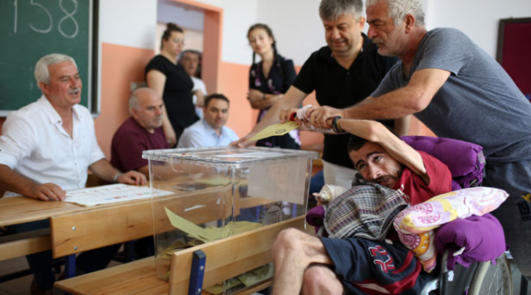 Oy kullanma isteği engel tanımadı 