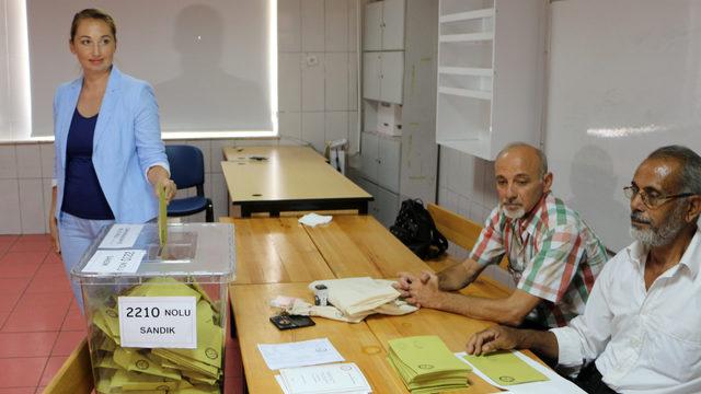 Antalya'da yabancı gelinler oy kullandı (2)