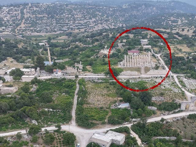 Para bile basıyorlarmış: Şehrin ortasında minare gibi y&uuml;kseliyor