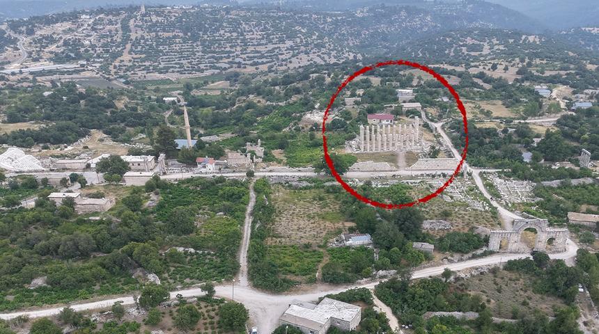 Para bile basıyorlarmış: Şehrin ortasında minare gibi y&uuml;kseliyor