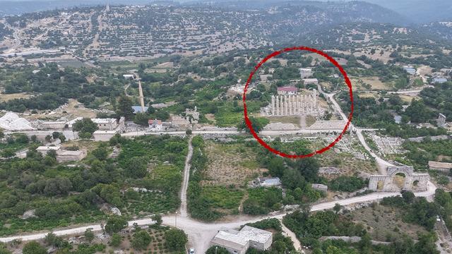 Para bile basıyorlarmış: Şehrin ortasında minare gibi yükseliyor