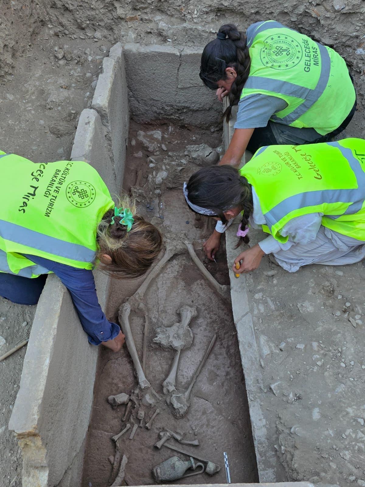 Bu mezar 2 bin 400 yıl sonra açıldı! Güreşçi detayı dikkat çekti 2