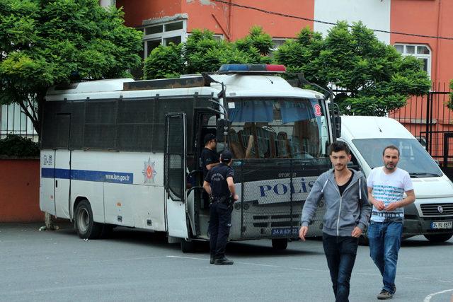 İYİ Partili Ümit Özdağ'ın oy kullandığı okulda gerginlik