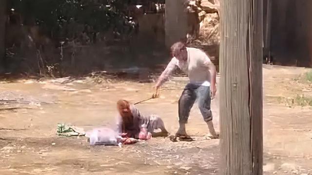 85 yaşındaki annesini elindeki sopayla öldüresiye dövdü