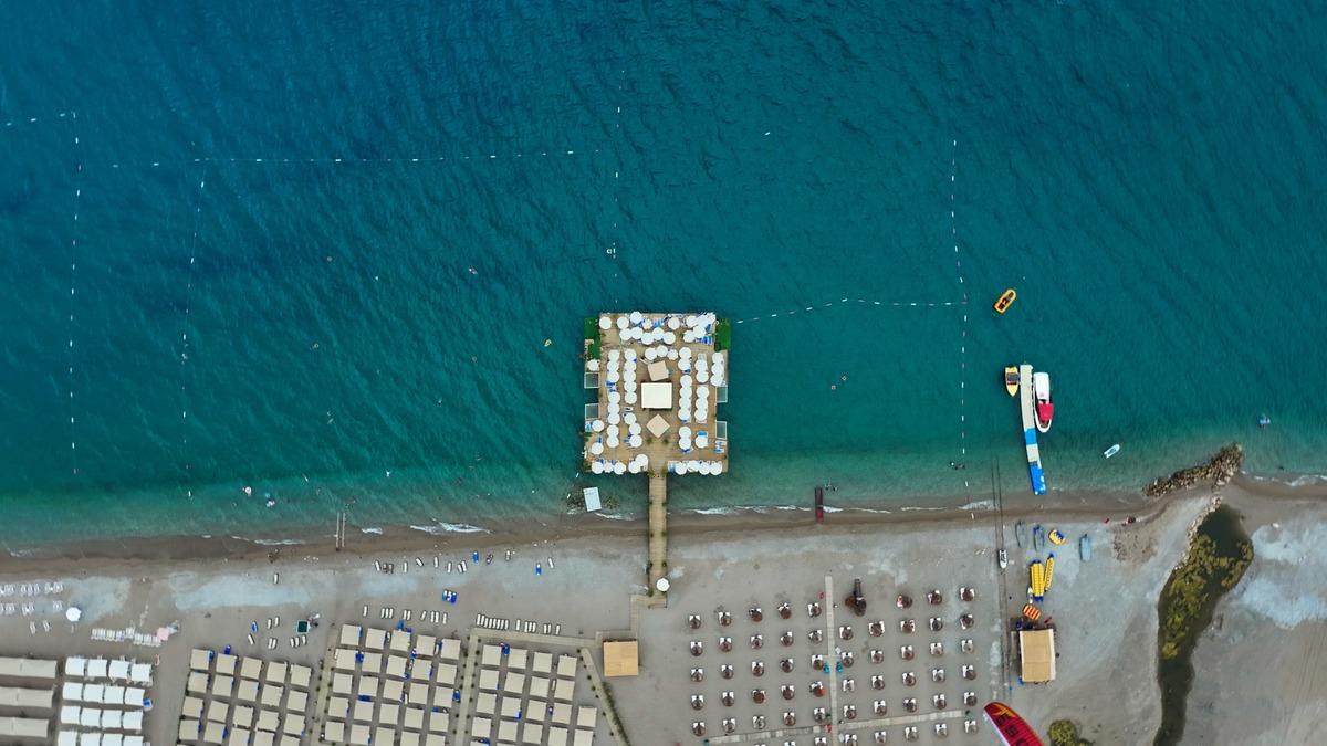 Tatilciler Antalya halk plajlarında  &uuml;cretsiz  deniz keyfi yaşıyor 1