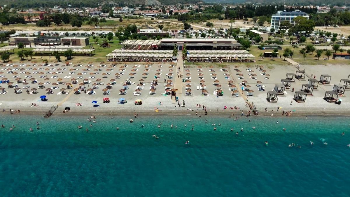 Tatilciler Antalya halk plajlarında  &uuml;cretsiz  deniz keyfi yaşıyor 2