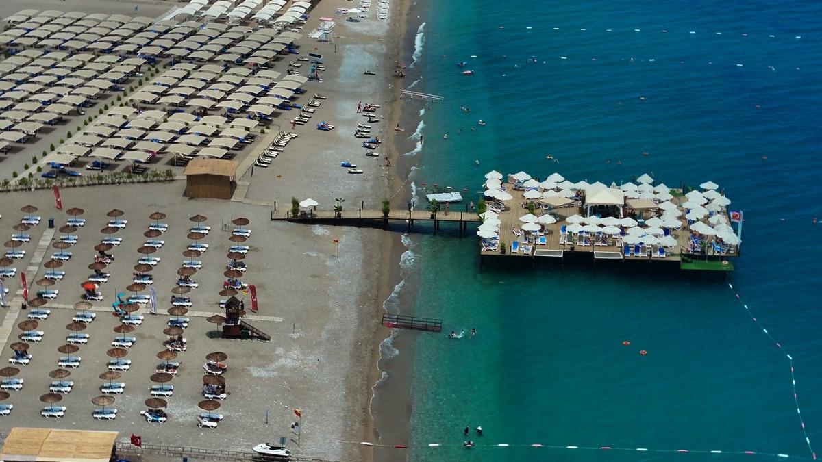 Tatilciler Antalya halk plajlarında  &uuml;cretsiz  deniz keyfi yaşıyor 3
