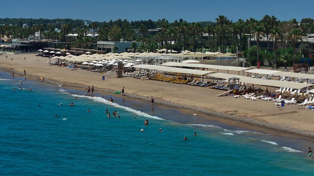 Tatilciler Antalya halk plajlarında  &uuml;cretsiz  deniz keyfi yaşıyor 4