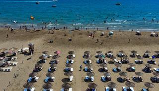 Tatilciler Antalya halk plajlarında '&uuml;cretsiz' deniz keyfi yaşıyor