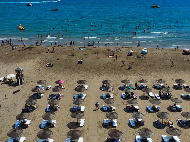 Tatilciler Antalya halk plajlarında '&uuml;cretsiz' deniz keyfi yaşıyor