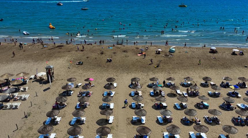 Tatilciler Antalya halk plajlarında '&uuml;cretsiz' deniz keyfi yaşıyor