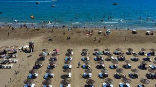 Tatilciler Antalya halk plajlarında 'ücretsiz' deniz keyfi yaşıyor
