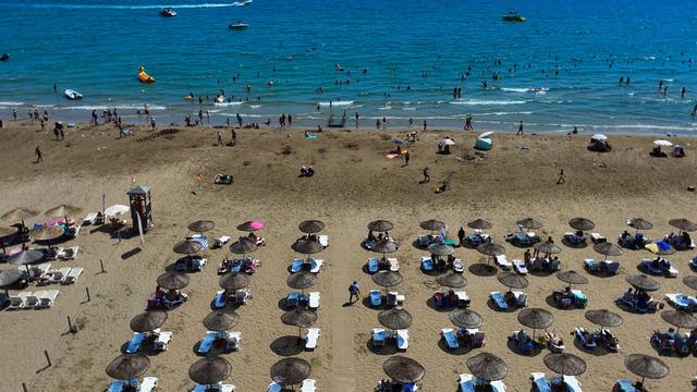 Tatilciler Antalya halk plajlarında 'ücretsiz' deniz keyfi yaşıyor