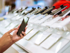 Resmen y&uuml;r&uuml;rl&uuml;kte: Cep telefonlarına g&uuml;mr&uuml;kte ek maliyet!