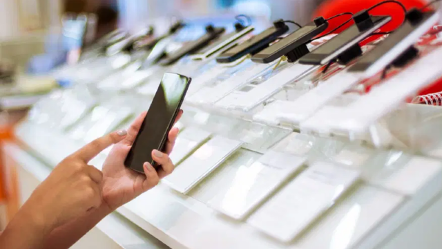 Resmen y&uuml;r&uuml;rl&uuml;kte: Cep telefonlarına g&uuml;mr&uuml;kte ek maliyet!