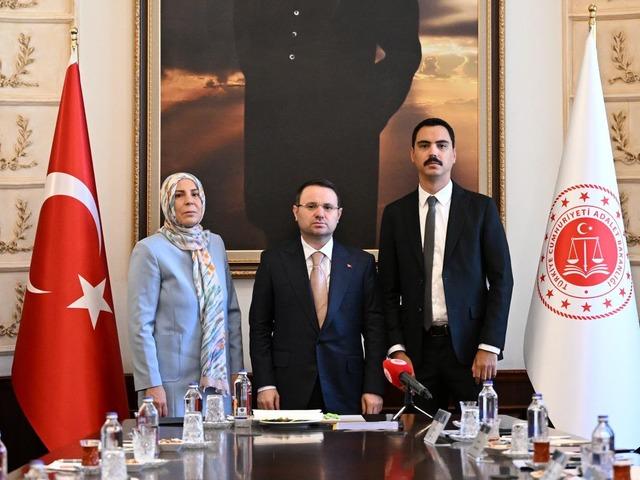 Adalet Bakanı G&uuml;rlek, Muhsin Yazıcıoğlu&rsquo;nun ailesini kabul etti