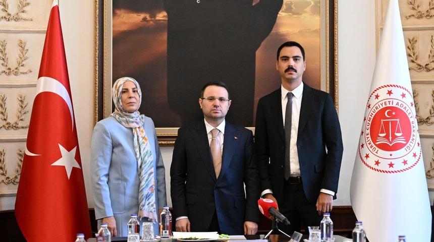 Adalet Bakanı G&uuml;rlek, Muhsin Yazıcıoğlu&rsquo;nun ailesini kabul etti