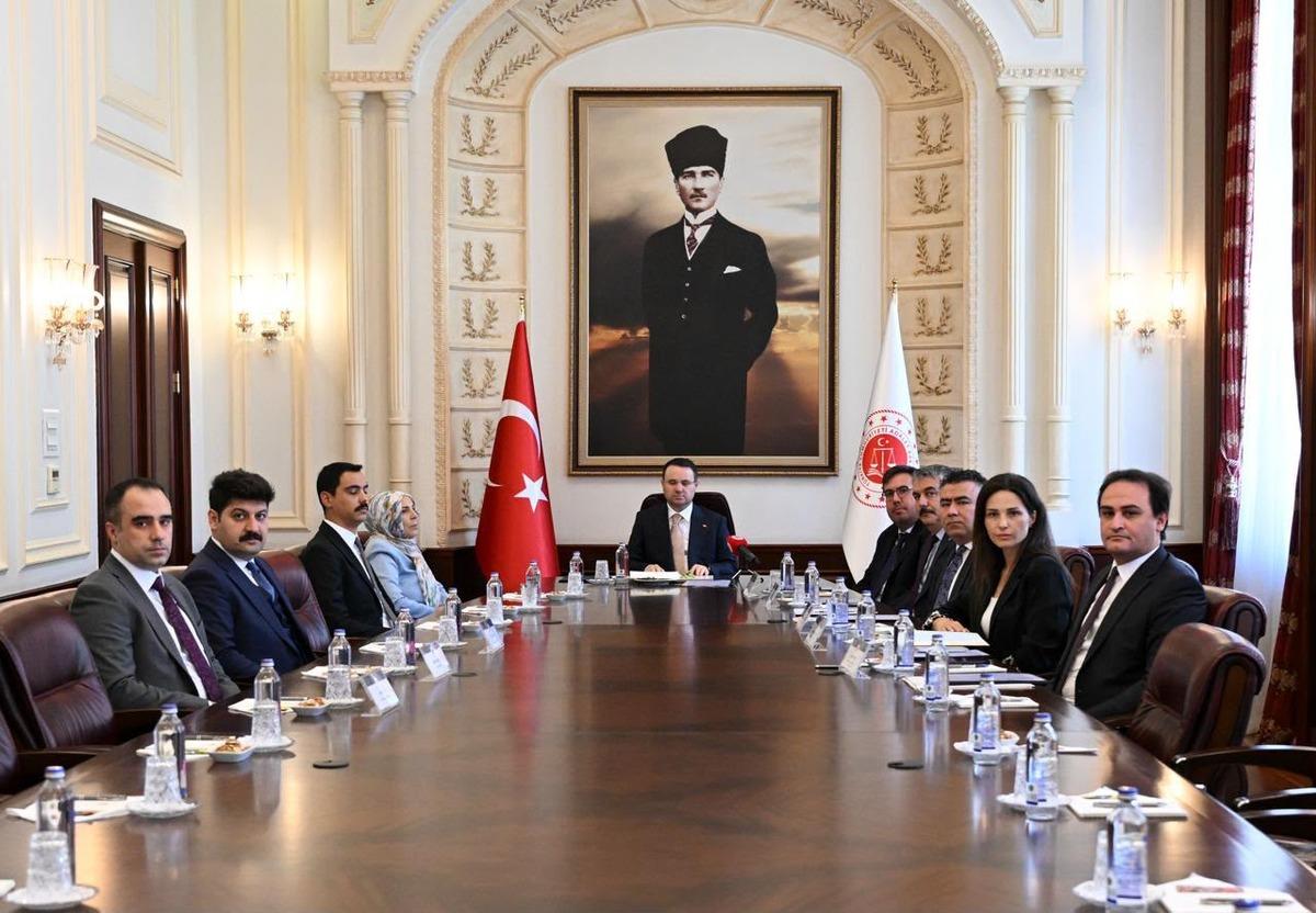 Adalet Bakanı Gürlek, Muhsin Yazıcıoğlu’nun ailesini kabul etti 1