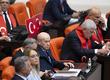 Meclis'te soğuk r&uuml;zgarlar! Yan yana oturdular ama...