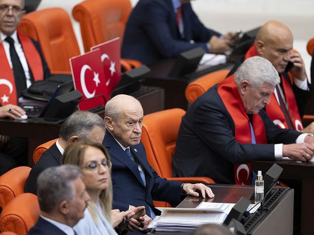 Meclis'te soğuk r&uuml;zgarlar! Yan yana oturdular ama...