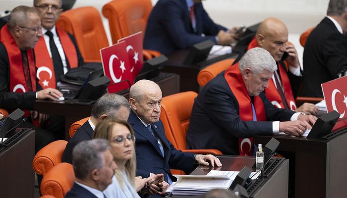 Meclis'te soğuk r&uuml;zgarlar! Yan yana oturdular ama...