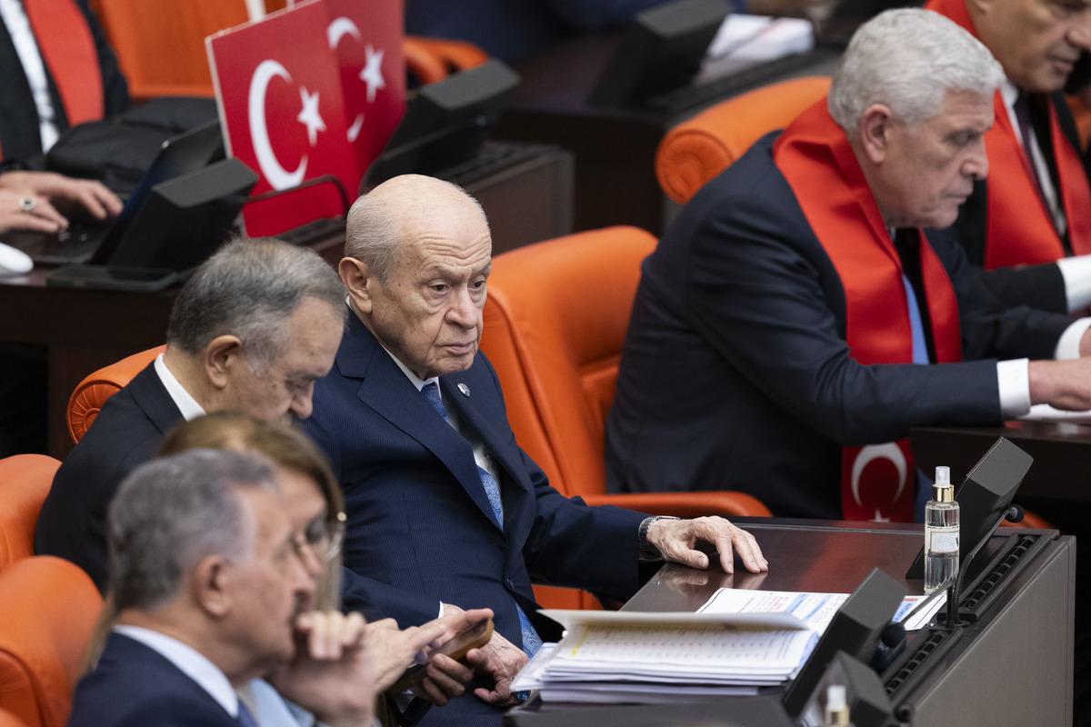 Meclis te soğuk rüzgarlar! Yan yana oturdular ama tokalaşmadılar 4