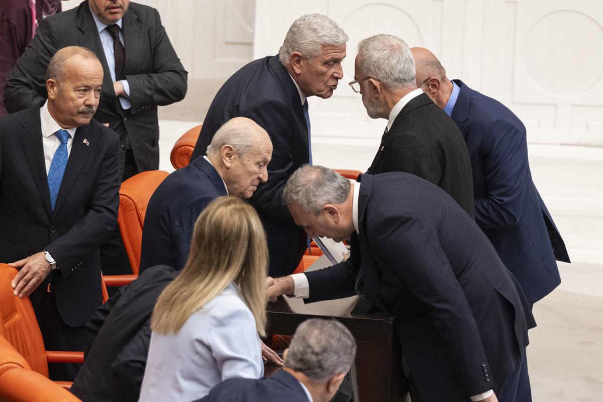Meclis te soğuk rüzgarlar! Yan yana oturdular ama tokalaşmadılar 2