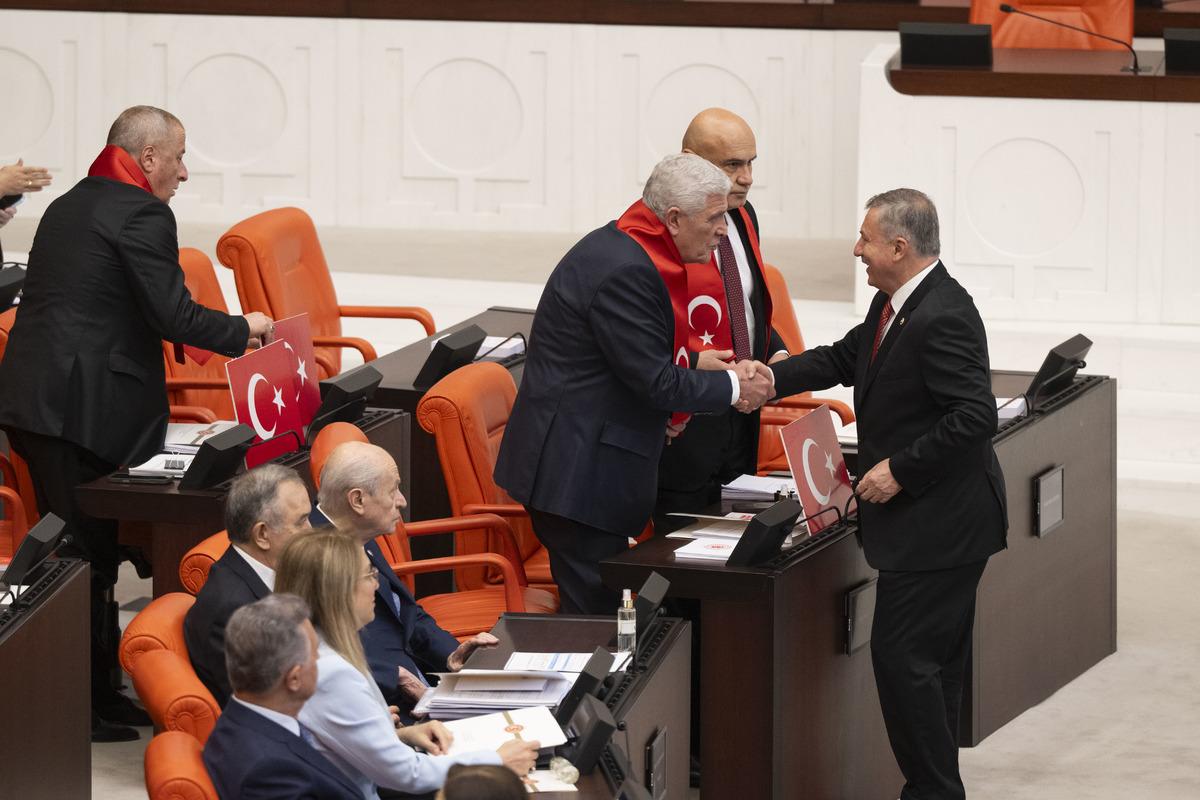 Meclis te soğuk rüzgarlar! Yan yana oturdular ama tokalaşmadılar 3