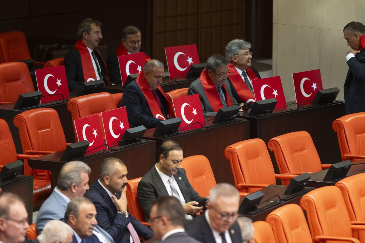 Meclis te soğuk rüzgarlar! Yan yana oturdular ama tokalaşmadılar 5