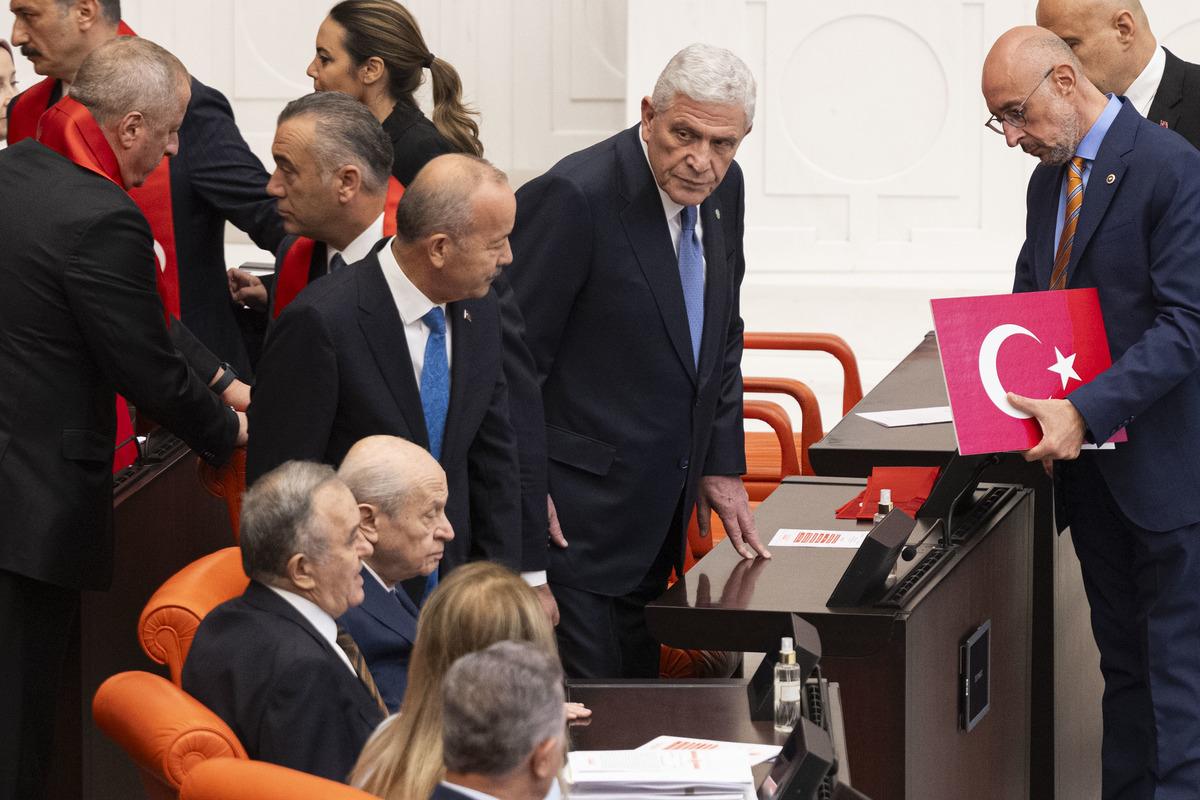Meclis te soğuk rüzgarlar! Yan yana oturdular ama tokalaşmadılar 1