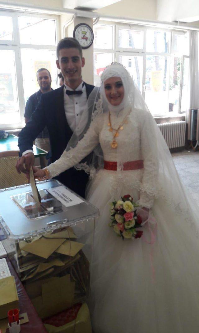 Gelin ve damat birlikte oy kullandı