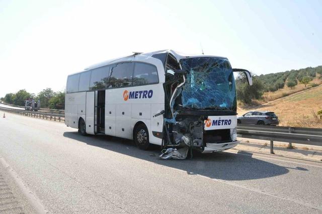 Manisa’da yolcu otobüsü kamyona çarptı: 1 ölü, 7 yaralı 11